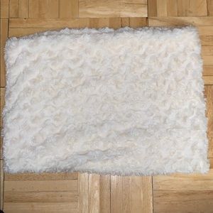 MERONA WHITE ROSE INFINITY SCARF